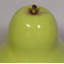 Petite statue de poire verte surdimensionnée