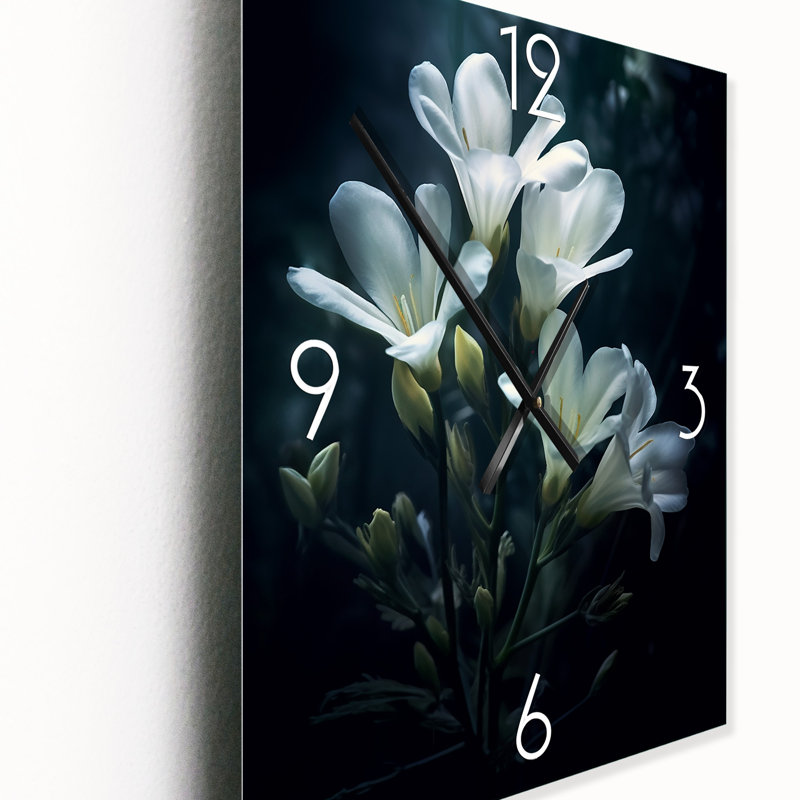 Horloge murale blanche sur fond blanc, Petit