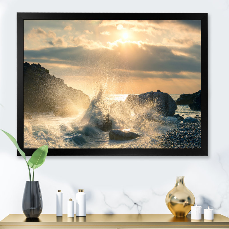 Grande vague frappant le rocher à la plage - photographie sur toile, H 30 po x l 40 po, Cadre noir