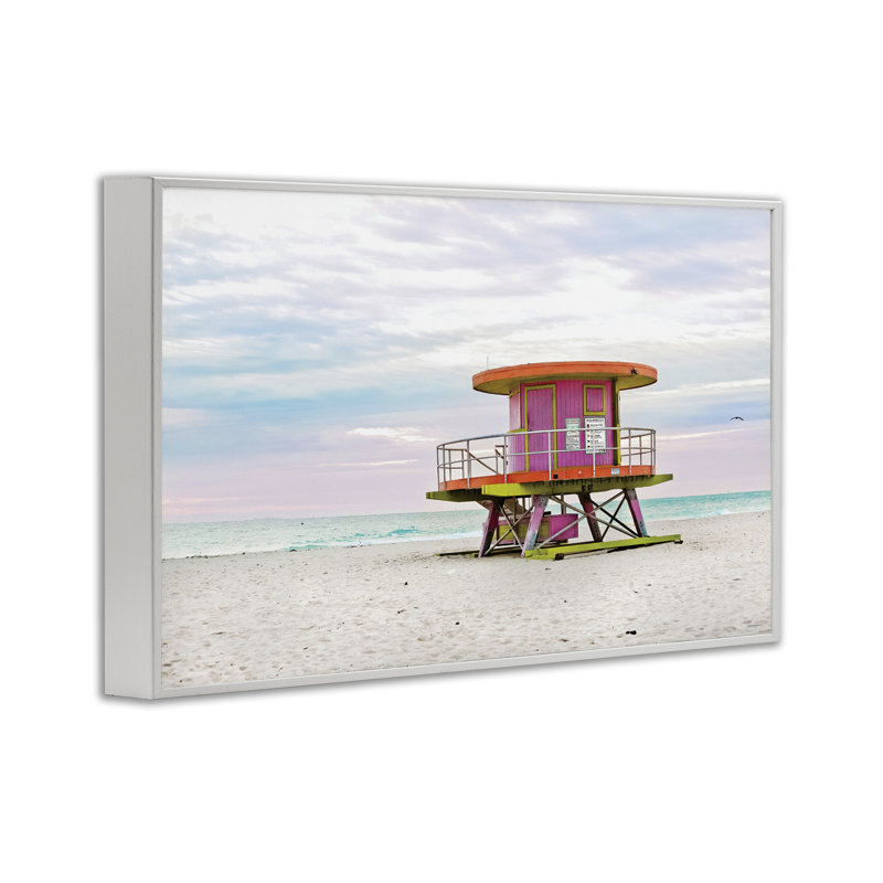 «Lifeguard Hut» avec giclée encadrée ciel pastel, design par Seven Trees Design, H 20 po x l 30 po