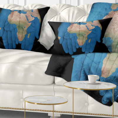 Coussin imprimé de carte d'Afrique dans nos mains - cartes et drapeaux