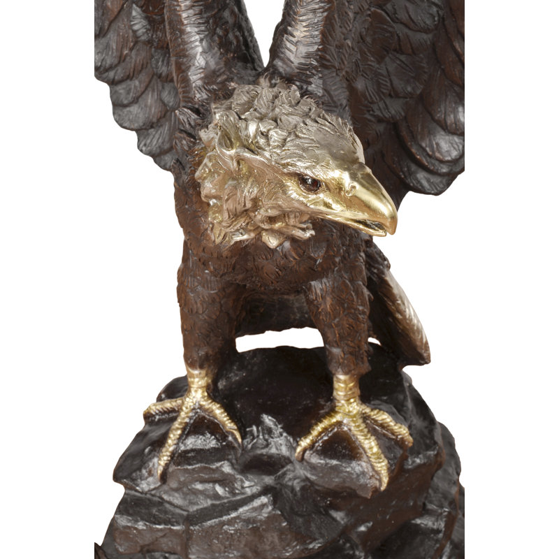 Aigle en bronze Benney perché sur un rocher d'une largeur de 44 pouces