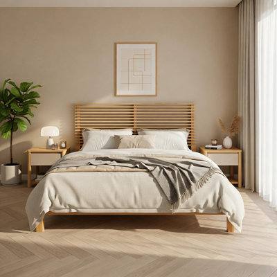 Grand lit plateforme en bois avec tête de lit à lattes