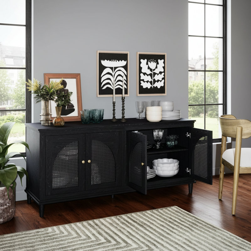 Ce buffet à quatre portes de grande capacité est doté de deux tablettes réglables et d'une finition texturée noire, ce qui le rend à la fois pratique et esthétique.