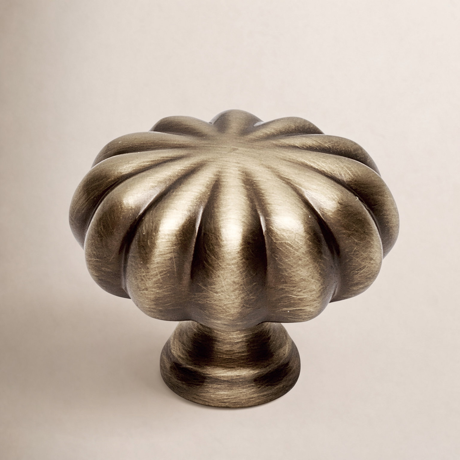 Round Cabinet Knob, Antique English, 1.0625" H x 1.5" W x 0.5" D