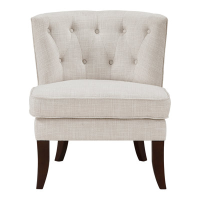 Chaise beige classique avec capitonnage délicat, pieds en bois massif pour un espace de vie élégant
