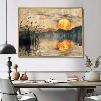 Coucher de soleil japonais doré sur un lac en été I - salon d'art mural au Japon
