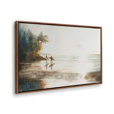 Promenade ensoleillée sur le rivage