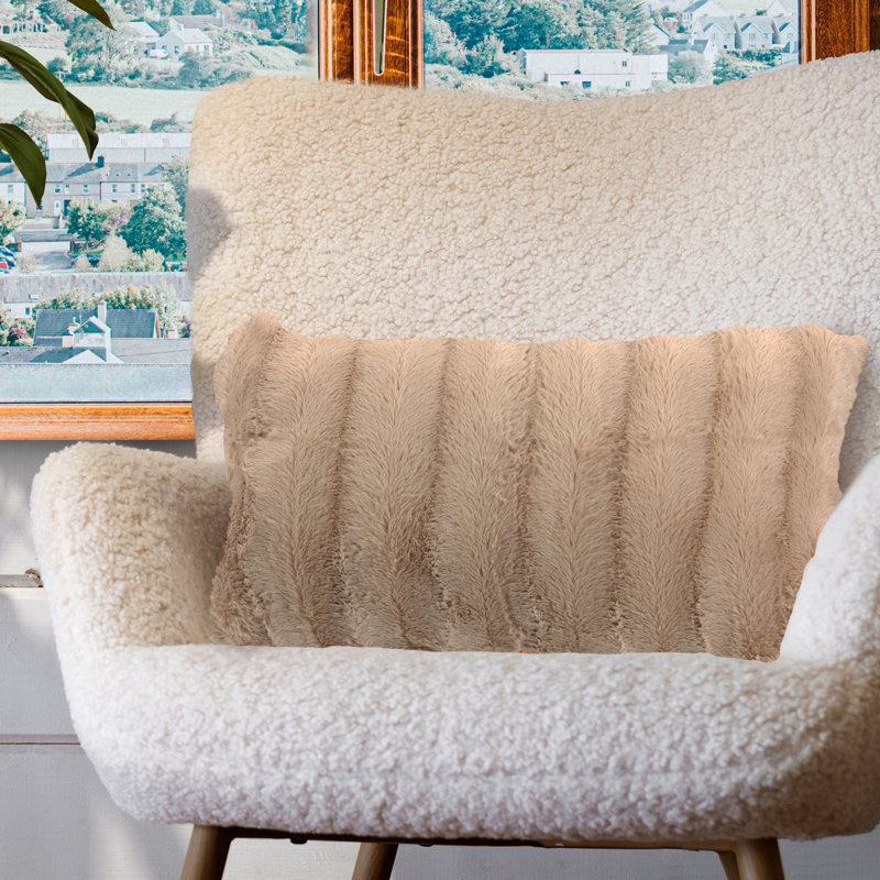 Housse de coussin en fausse fourrure Tsuguko, Sable