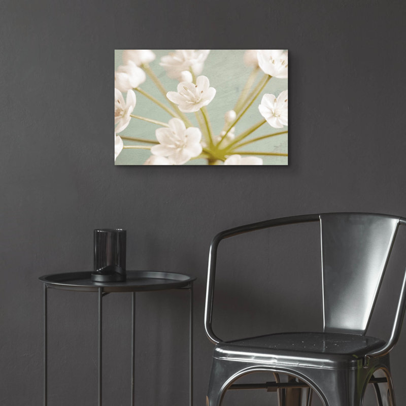 «Little White Flowers On Blue» par Tom Quartermaine, H 16 po x l 24 po x P 0,2 po