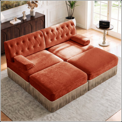 Canapé Chesterfield en velours respirant avec deux poufs et une jupe à pompons pour un confort polyvalent dans le salon