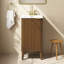 Meuble-lavabo autoportant de 18 po Gabi en noyer chaud, plateau en pierre d'ingénierie blanche, quincaillerie or brossé