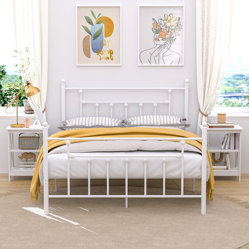 Ensemble de chambre à coucher 3 pièces Kempst, cadre de lit en métal blanc de grande taille avec tables de chevet, lit plateforme à broches de style campagnard et table de chevet blanche avec rangement à tablettes ouvertes, ensemble de mobilier de chambre à coucher pour petite pièce, 3 pièces, aucun sommier nécessaire