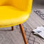Élégante chaise d'appoint en velours jaune avec capitonnage à boutons et pieds en bois massif pour une apparence élégante