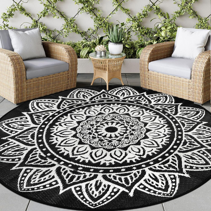Round Outdoor Patio Rugs 5Ft Black and White Reversible Plastic Straw Rug with Carry Bag Lightweight Waterproof Camping Mat for Outdoor Porch Deck Backyard
