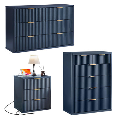 Ensemble de 3 meubles de chambre modernes en bois, comprenant une commode cannelée et une table de chevet. Commode de 122 cm de large, commode de 107 cm de hauteur, table de chevet à 3 tiroirs avec station de recharge.