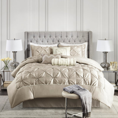 Édredon taupe 7 pièces pour très grand lit - avec plis l 104 po x L 92 po x L 84 po + P 15 po Jupe de lit Lavable à la machine Magnifique bourre de style 20 po l 36 po l Taies décoratives l 12 po l 18 po Coussins décoratifs 18 po l