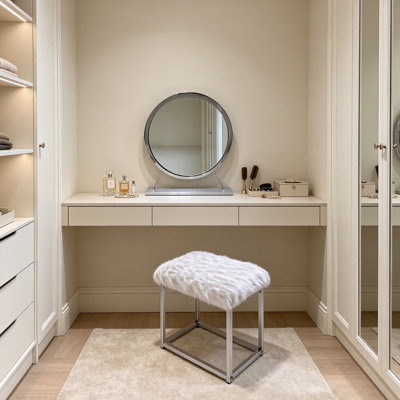 Tabouret de coiffeuse minimaliste moderne en fausse fourrure blanche avec structure en métal chromé et miroir rond haute définition