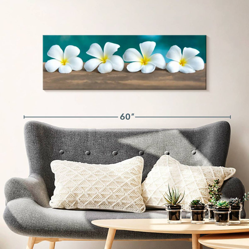 Fleur de frangipanier blanc sur toile, H 14 po x l 42 po x P 1,25 po