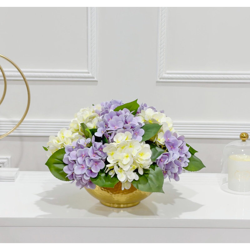 Centre de table floral artificiel Real Touch hortensia crème et violet dans un vase en métal doré
