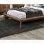 Grand lit en noyer massif de style Mid-Century moderne, lit plateforme avec tête de lit à oreilles en tissu, pieds fuselés, tête de lit prête à accueillir matelas-1486206665