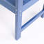 Banc bleu foncé résistant aux intempéries, avec assise large et dossier ventilé, pour parcs extérieurs, structure stable et ergonomique, idéal pour les cours familiales.