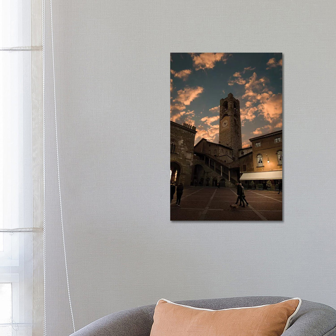 Bergamo Alta II von Enzo Romano - Galerie-verpackte Leinwand Giclée auf Leinwand