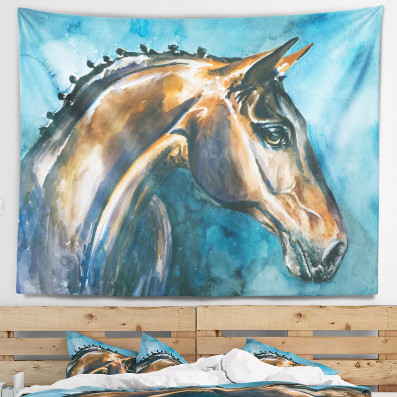 Cheval brun sur une tapisserie aquarelle bleue, H 32 po x l 39 po