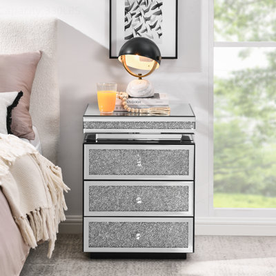 Table de chevet chic avec plusieurs tiroirs pour rehausser la chambre à coucher
