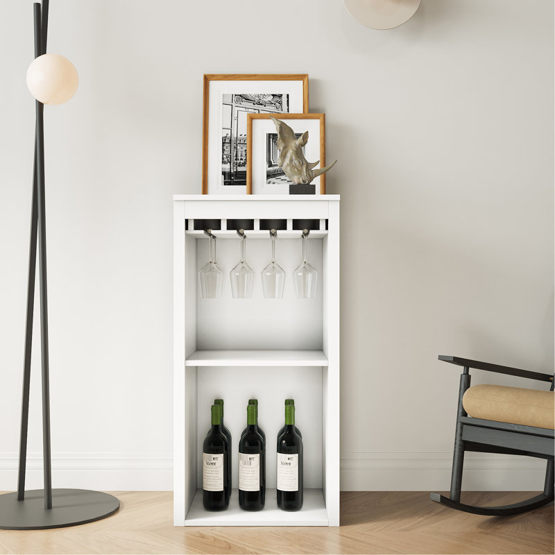 Armoire de rangement blanche pour exposer du vin et des décorations dans le couloir d'un salon