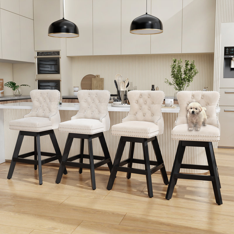 Ensemble de 4 tabourets de bar en bois touffeté et pivotant en velours, Beige