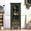 Vert massif + bois manufacturé + vitrines