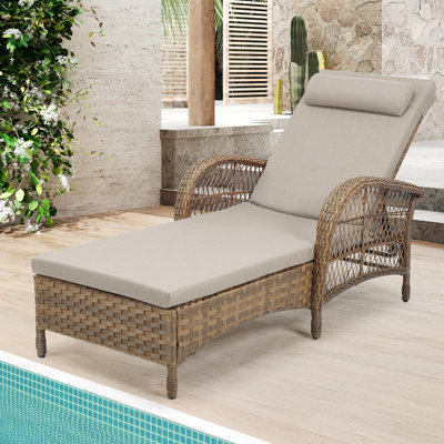Chaise longue d'extérieur en osier, chaise longue de patio en rotin toutes saisons avec oreiller, chaise haute inclinable pour bronzer avec accoudoir pour terrasse de jardin à 6 positions réglables, beige