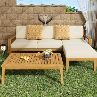 Canapé d'angle en forme de L pour profiter pleinement de votre terrasse avec son panneau à lattes et ses coussins confortables.