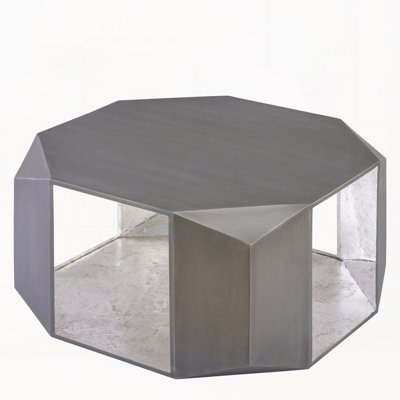 Table basse de style moderne conçue avec de multiples panneaux angulaires en tôle d'aluminium de couleur argent antique avec intérieur en feuille d'or