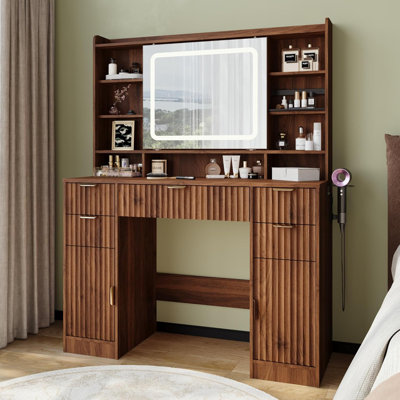 Meuble-lavabo cannelé l 43,5 po avec miroir et lumières, table de maquillage avec station de recharge et miroir mobile, coiffeuse moderne avec 5 tiroirs et 2 armoires