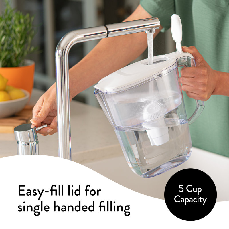 Ensemble de pichets à filtre à eau Aqua Optima pour robinet et eau potable avec 3 filtres compacts, sans Bpa, certifié Wqa, conception de marguerite (blanc)