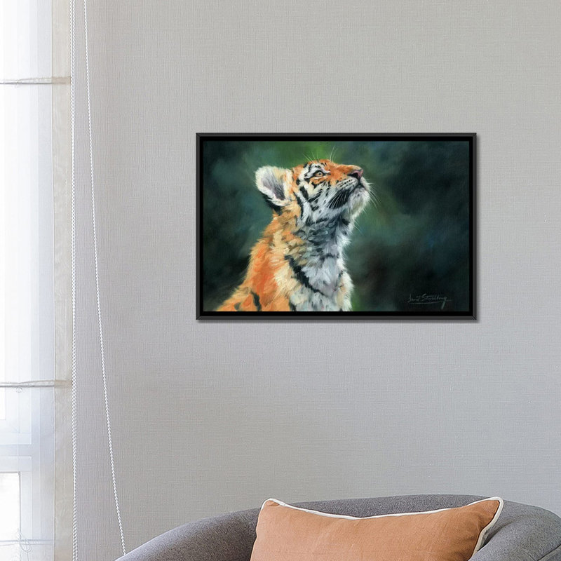 « tiger cub look up », impression sur toile, H 18 po x l 26 po x P 1,5 po, Toile avec cadre noir, Pas de tapis
