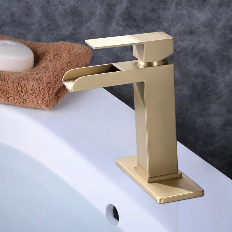 Robinet pour salle de bain à poignée simple en or brossé. Fixé sur le pont pour les éviers. Fabrication en acier inoxydable avec bonde escamotable et trop-plein. Débit d'eau régulé. 1,2 gallon par minute 9/16 po Connexion. 5,9