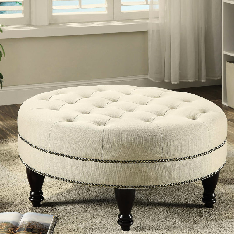 Gruau invitant avec capitonnage moderne et pattes brun foncé
