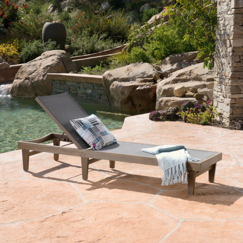 Chaise longue d'extérieur confortable et élégante pour des moments de détente, fabriquée à partir de matériaux durables