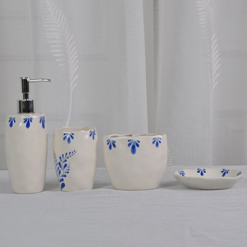 Ensemble d'accessoires de salle de bain blanc et bleu