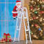 Échelle escaladant le père Noël