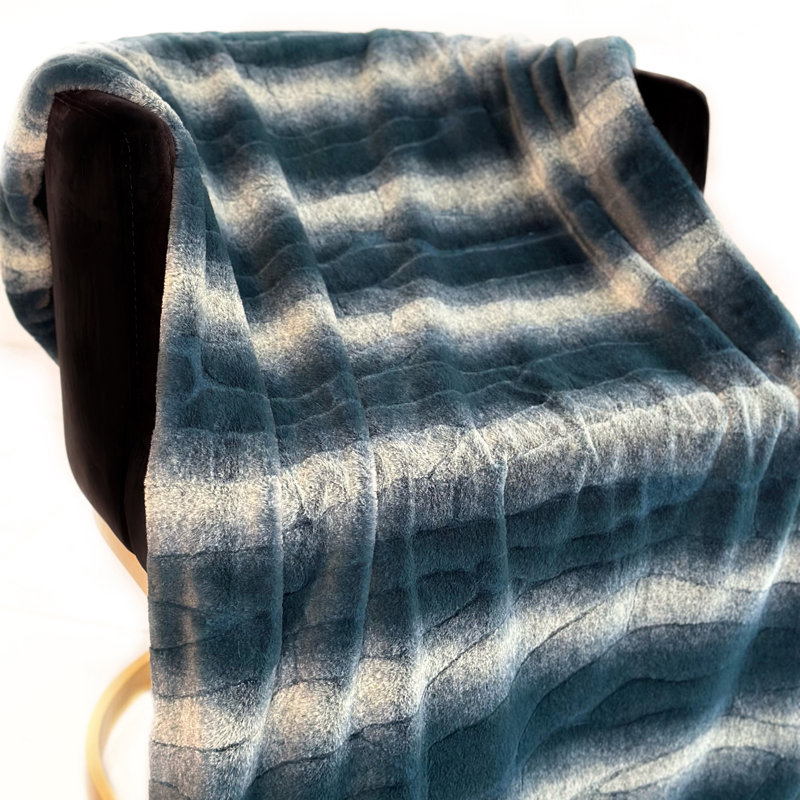 Couverture en fausse fourrure Furever, L 96 po x L 110 po, Vert