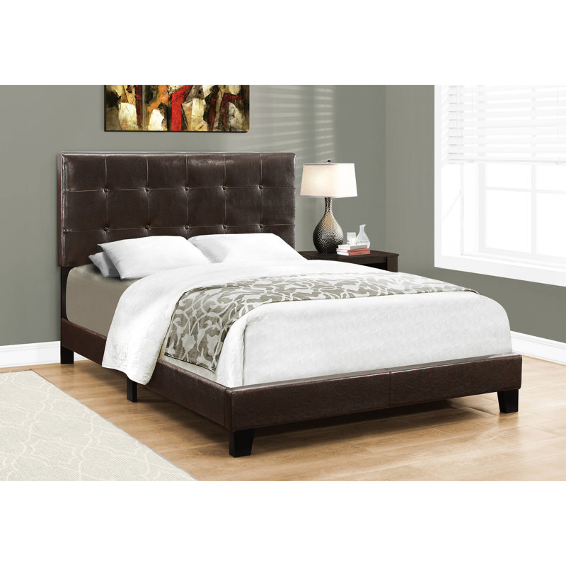 Luxueux lit double avec revêtement brun et tête de lit tapissier foncé