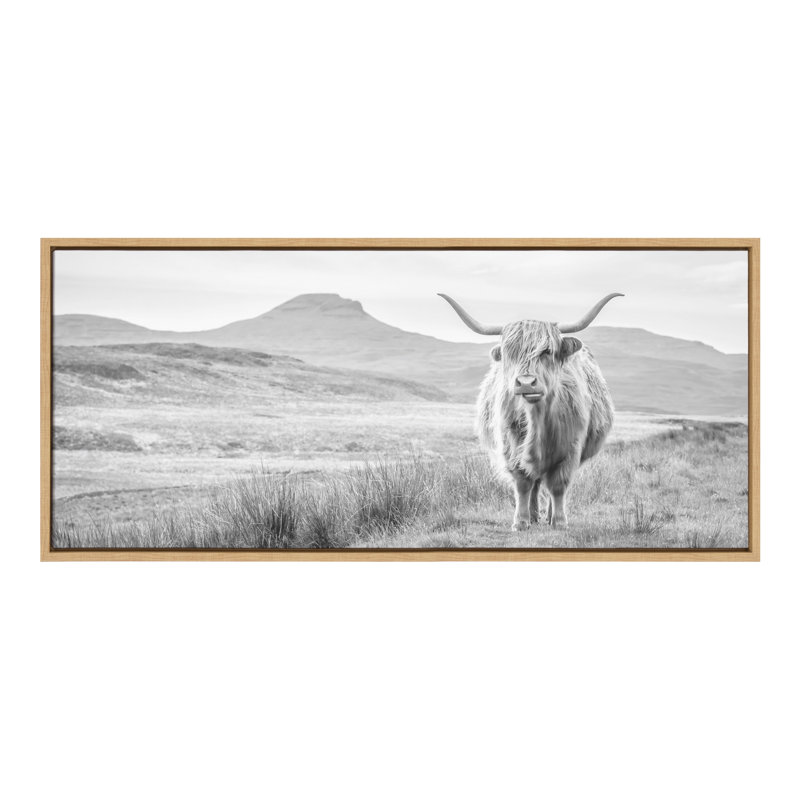 «Highland Cow Mountain Landscape Black and White» par The Creative Bunch Studio, reproduction d'art sur toile encadrée