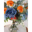 Arrangement de roses en soie dans un vase