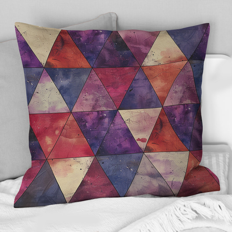 Coussin décoratif mauve rouge Midcentury Triangle, H 18 po x l 18 po