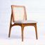 Ensemble de 2 chaises de salle à manger modernes du milieu du siècle en rotin, avec structure en bois d'hévéa massif et dossier en rotin naturel.