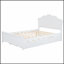 Lit plateforme en bois robuste avec tête de lit et lit gigogne, parfait pour des solutions de sommeil confortables et peu encombrantes.